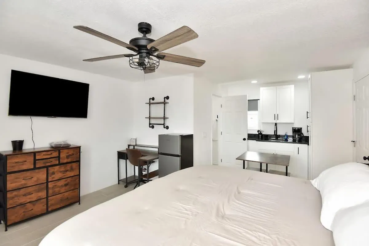 Modern King Suite Steps To Daytona Beach